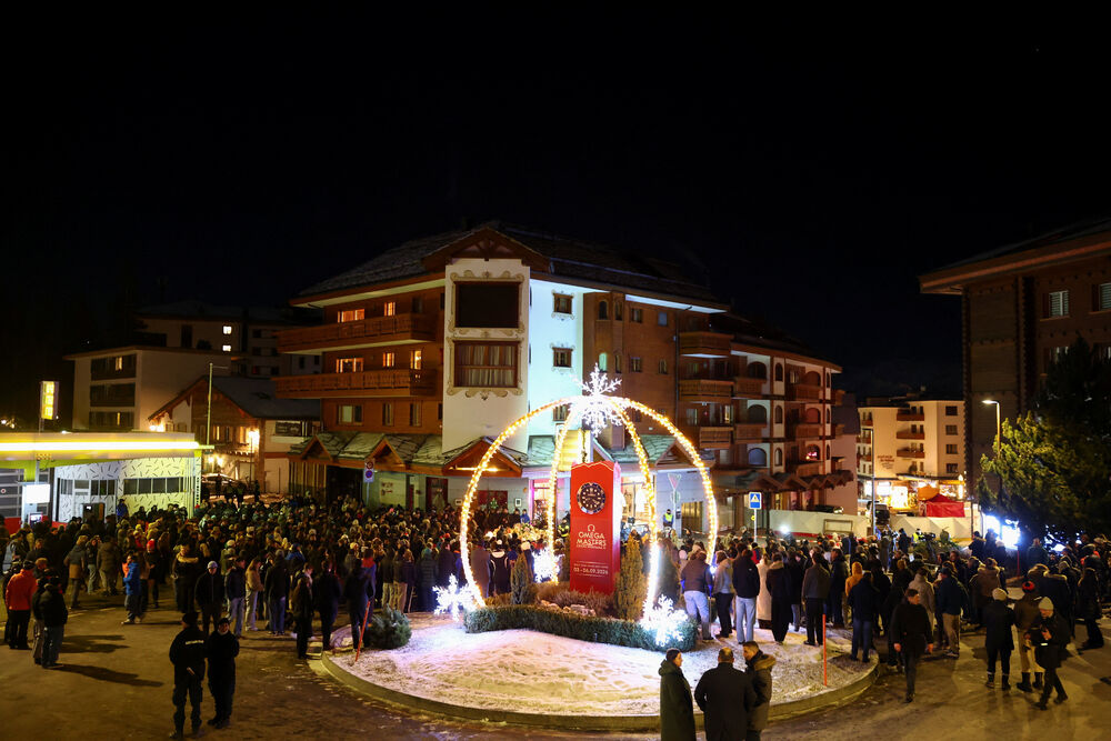 <p>Očevici su rekli da je plamen zapalio krov i da se u roku od nekoliko sekundi plamen proširio i zahvatio prepunu podrumsku prostoriju ispunjenu ljudima koji su slavili Novu godinu. Mnogi su bili tinejdžeri. Jedan od povrijeđenih opisao je veliki metež u kojem su ljudi očajnički pokušali da pobjegnu uz uske stepenice</p>