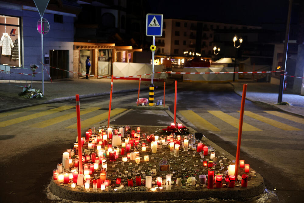 <p>Očevici su rekli da je plamen zapalio krov i da se u roku od nekoliko sekundi plamen proširio i zahvatio prepunu podrumsku prostoriju ispunjenu ljudima koji su slavili Novu godinu. Mnogi su bili tinejdžeri. Jedan od povrijeđenih opisao je veliki metež u kojem su ljudi očajnički pokušali da pobjegnu uz uske stepenice</p>