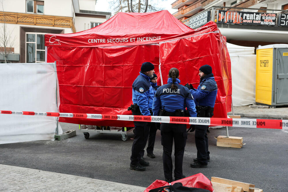 <p>Očevici su rekli da je plamen zapalio krov i da se u roku od nekoliko sekundi plamen proširio i zahvatio prepunu podrumsku prostoriju ispunjenu ljudima koji su slavili Novu godinu. Mnogi su bili tinejdžeri. Jedan od povrijeđenih opisao je veliki metež u kojem su ljudi očajnički pokušali da pobjegnu uz uske stepenice</p>