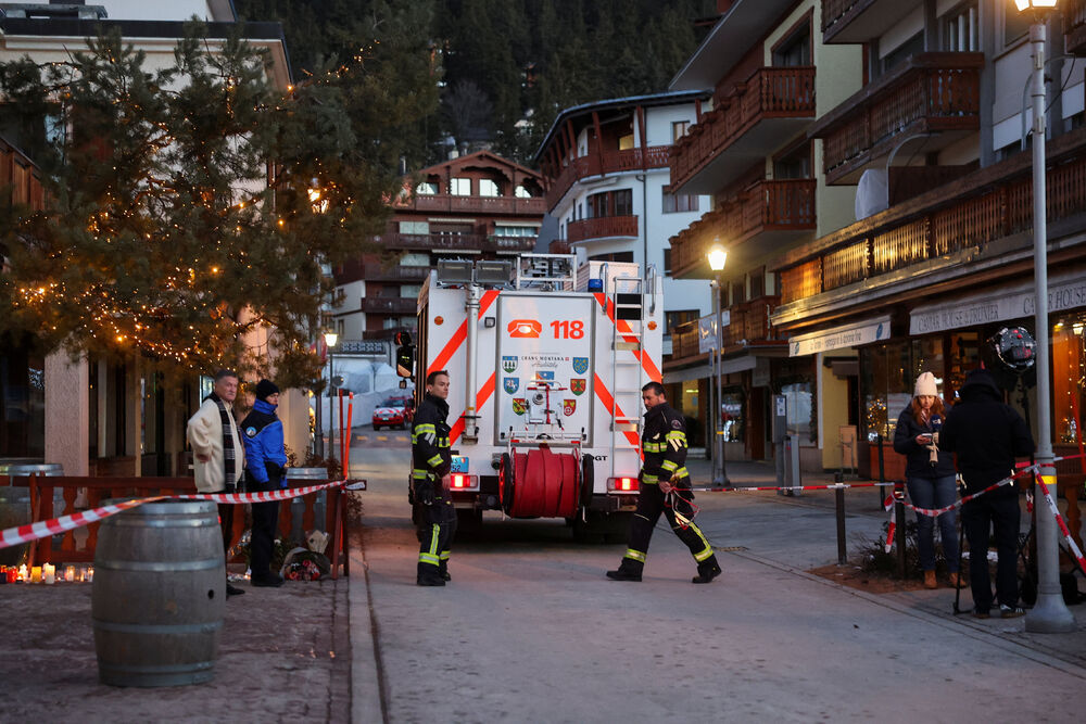 <p>Očevici su rekli da je plamen zapalio krov i da se u roku od nekoliko sekundi plamen proširio i zahvatio prepunu podrumsku prostoriju ispunjenu ljudima koji su slavili Novu godinu. Mnogi su bili tinejdžeri. Jedan od povrijeđenih opisao je veliki metež u kojem su ljudi očajnički pokušali da pobjegnu uz uske stepenice</p>