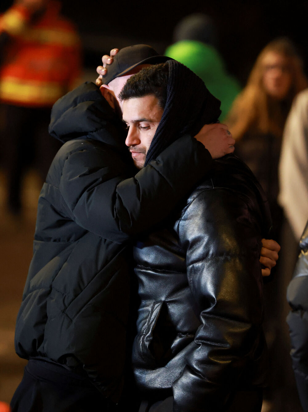 <p>Očevici su rekli da je plamen zapalio krov i da se u roku od nekoliko sekundi plamen proširio i zahvatio prepunu podrumsku prostoriju ispunjenu ljudima koji su slavili Novu godinu. Mnogi su bili tinejdžeri. Jedan od povrijeđenih opisao je veliki metež u kojem su ljudi očajnički pokušali da pobjegnu uz uske stepenice</p>