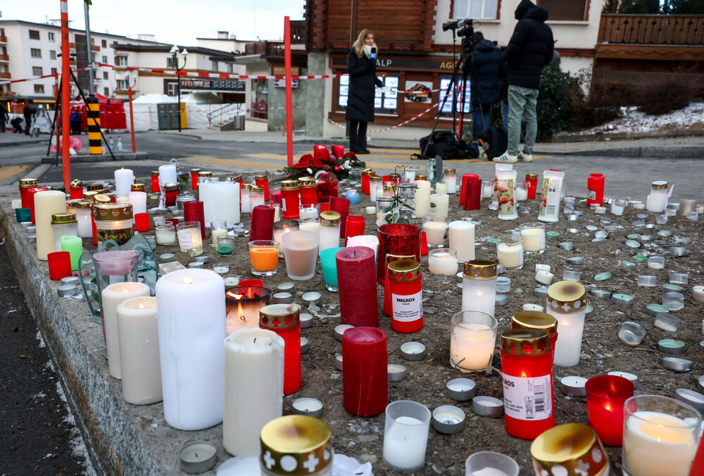 <p>Očevici su rekli da je plamen zapalio krov i da se u roku od nekoliko sekundi plamen proširio i zahvatio prepunu podrumsku prostoriju ispunjenu ljudima koji su slavili Novu godinu. Mnogi su bili tinejdžeri. Jedan od povrijeđenih opisao je veliki metež u kojem su ljudi očajnički pokušali da pobjegnu uz uske stepenice</p>