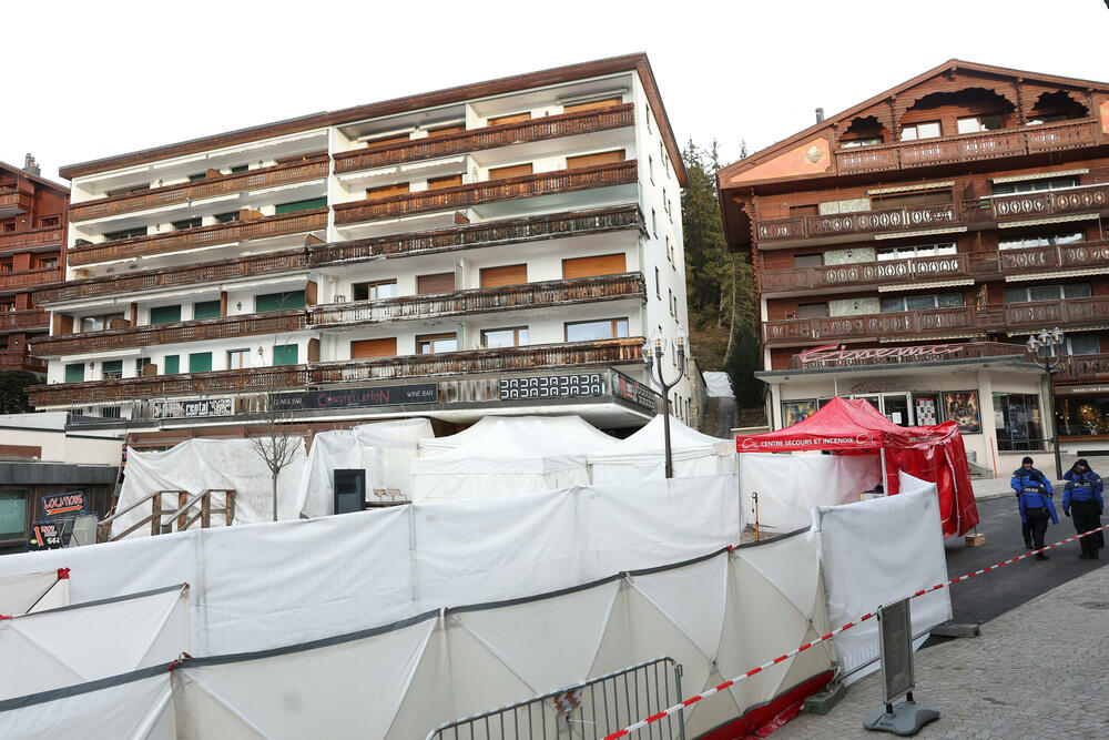 <p>Očevici su rekli da je plamen zapalio krov i da se u roku od nekoliko sekundi plamen proširio i zahvatio prepunu podrumsku prostoriju ispunjenu ljudima koji su slavili Novu godinu. Mnogi su bili tinejdžeri. Jedan od povrijeđenih opisao je veliki metež u kojem su ljudi očajnički pokušali da pobjegnu uz uske stepenice</p>