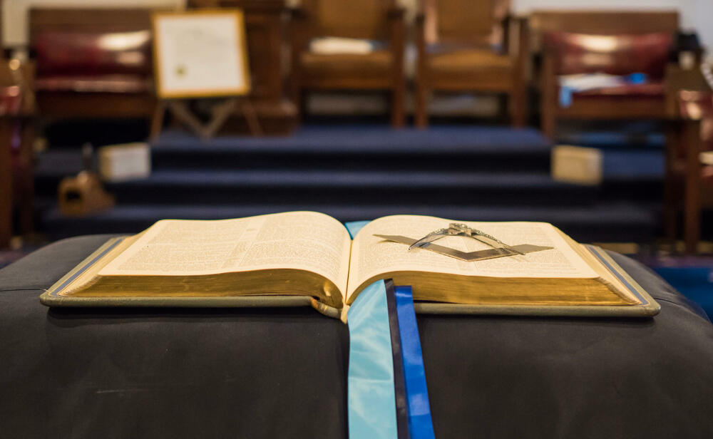 U regularnim društvima samo “muškarci na dobrom glasu”, “liberalci” primaju i žene: simboli masona (ilustracija)