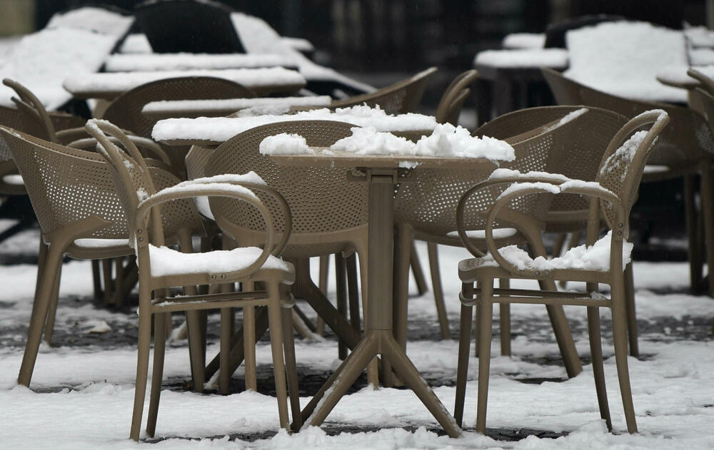 <p>U galeriji slika fotoreportera "Vijesti" Borisa Pejovića pogledajte kako izgleda Podgorica prekrivena snijegom koji je danas pao.</p>