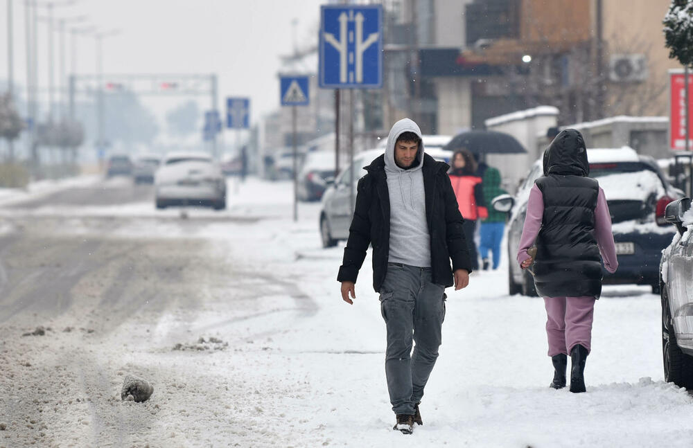 <p>U galeriji slika fotoreportera "Vijesti" Borisa Pejovića pogledajte kako izgleda Podgorica prekrivena snijegom koji je danas pao.</p>