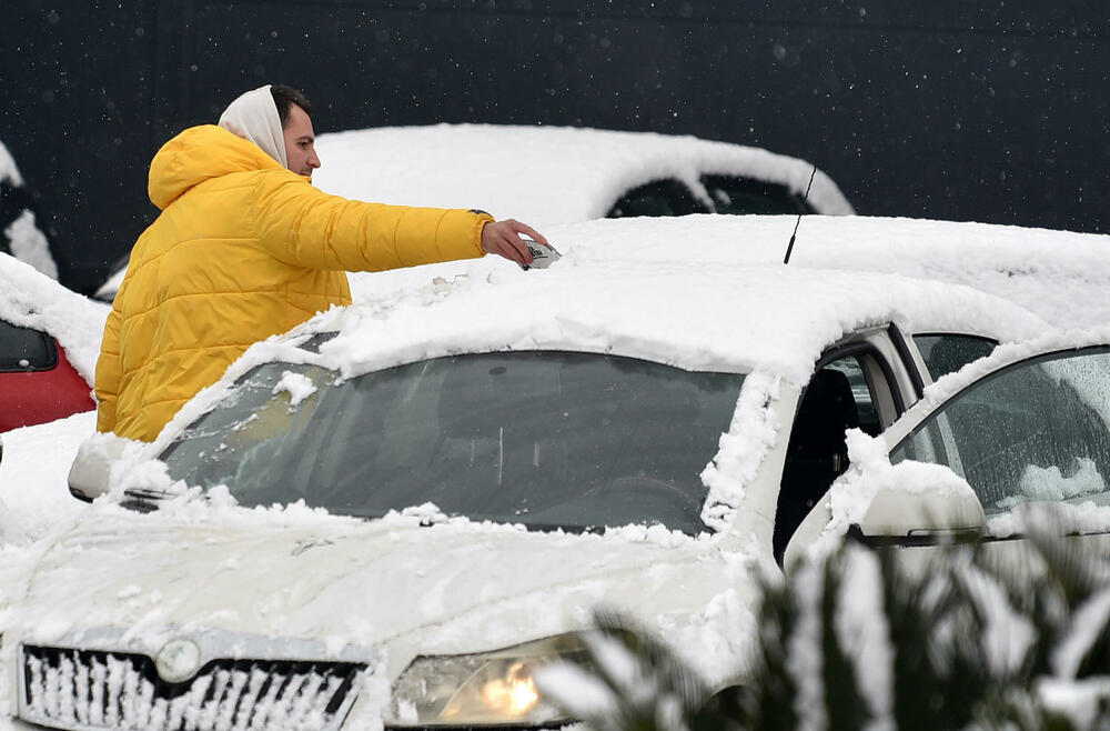 <p>U galeriji slika fotoreportera "Vijesti" Borisa Pejovića pogledajte kako izgleda Podgorica prekrivena snijegom koji je danas pao.</p>