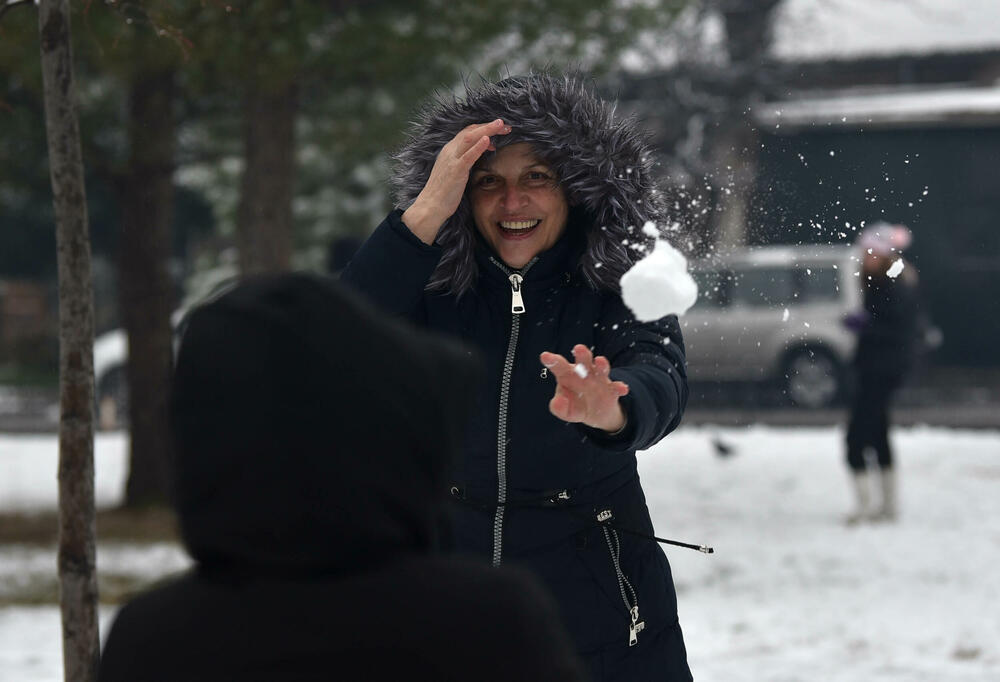 <p>U galeriji slika fotoreportera "Vijesti" Borisa Pejovića pogledajte kako izgleda Podgorica prekrivena snijegom koji je danas pao.</p>