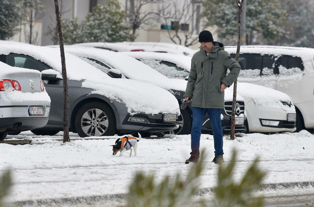 <p>U galeriji slika fotoreportera "Vijesti" Borisa Pejovića pogledajte kako izgleda Podgorica prekrivena snijegom koji je danas pao.</p>