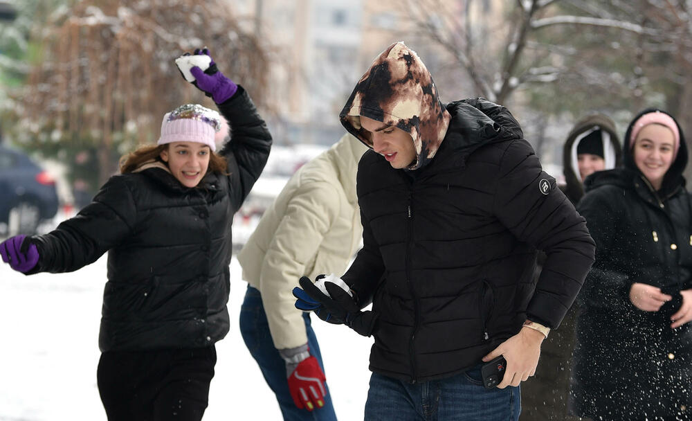 <p>U galeriji slika fotoreportera "Vijesti" Borisa Pejovića pogledajte kako izgleda Podgorica prekrivena snijegom koji je danas pao.</p>