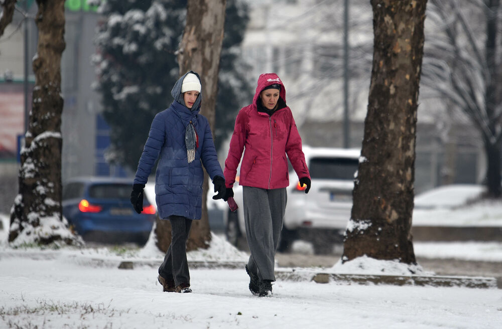 <p>U galeriji slika fotoreportera "Vijesti" Borisa Pejovića pogledajte kako izgleda Podgorica prekrivena snijegom koji je danas pao.</p>