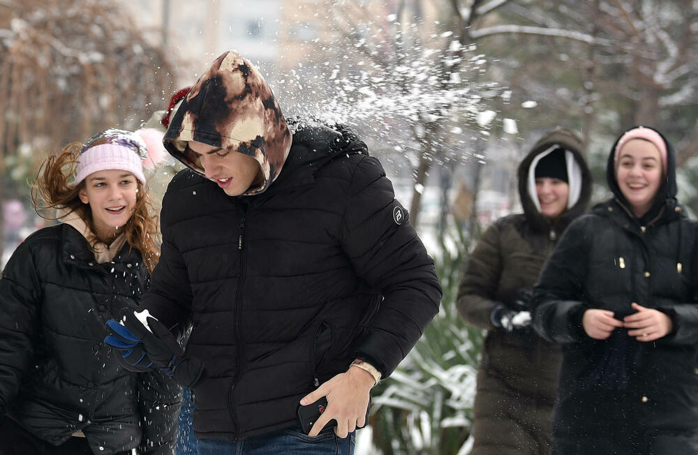 <p>U galeriji slika fotoreportera "Vijesti" Borisa Pejovića pogledajte kako izgleda Podgorica prekrivena snijegom koji je danas pao.</p>