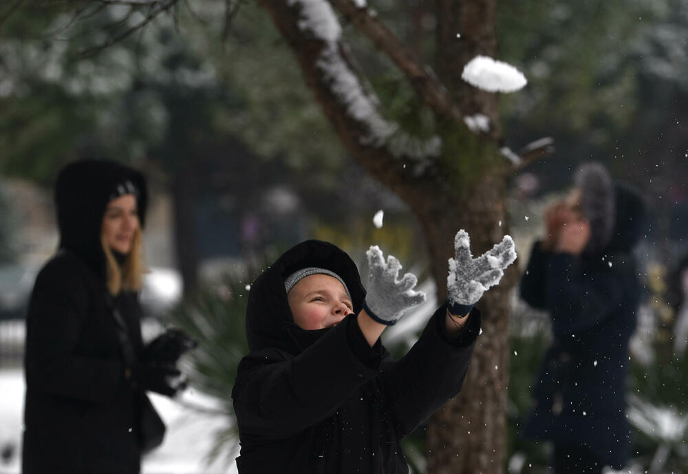 <p>U galeriji slika fotoreportera "Vijesti" Borisa Pejovića pogledajte kako izgleda Podgorica prekrivena snijegom koji je danas pao.</p>