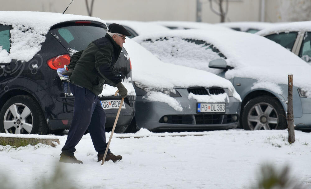 <p>U galeriji slika fotoreportera "Vijesti" Borisa Pejovića pogledajte kako izgleda Podgorica prekrivena snijegom koji je danas pao.</p>