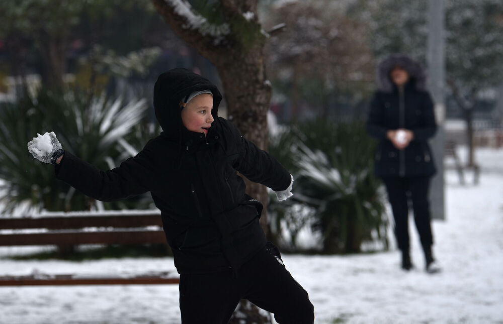 <p>U galeriji slika fotoreportera "Vijesti" Borisa Pejovića pogledajte kako izgleda Podgorica prekrivena snijegom koji je danas pao.</p>