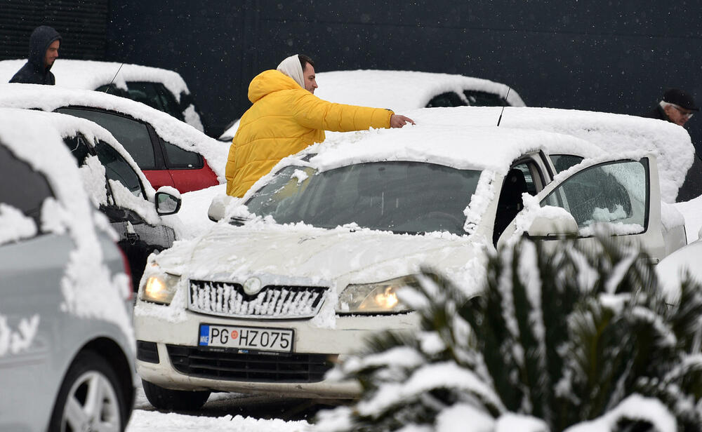 <p>U galeriji slika fotoreportera "Vijesti" Borisa Pejovića pogledajte kako izgleda Podgorica prekrivena snijegom koji je danas pao.</p>