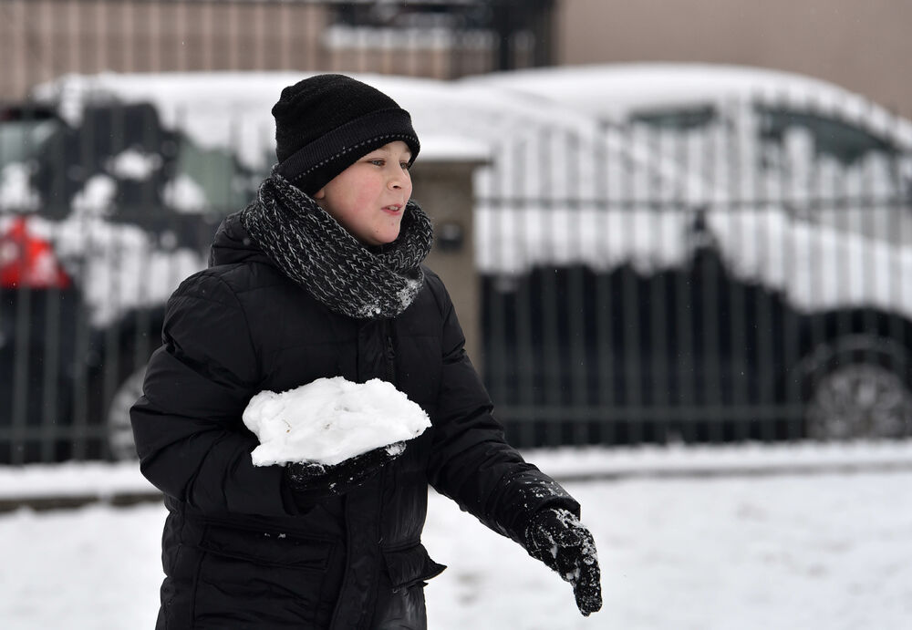 <p>U galeriji slika fotoreportera "Vijesti" Borisa Pejovića pogledajte kako izgleda Podgorica prekrivena snijegom koji je danas pao.</p>
