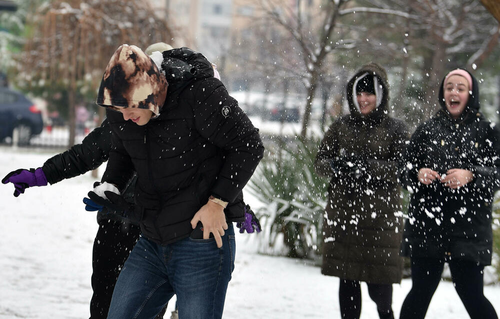 <p>U galeriji slika fotoreportera "Vijesti" Borisa Pejovića pogledajte kako izgleda Podgorica prekrivena snijegom koji je danas pao.</p>
