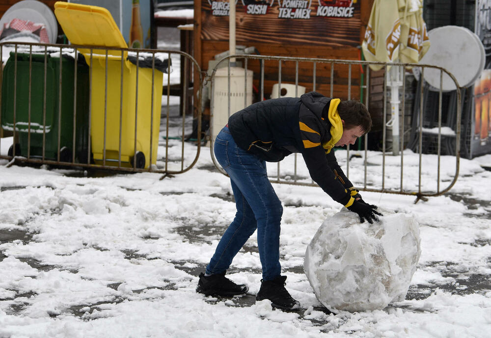 <p>U galeriji slika fotoreportera "Vijesti" Borisa Pejovića pogledajte kako izgleda Podgorica prekrivena snijegom koji je danas pao.</p>