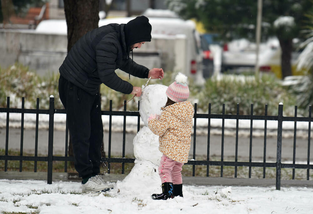<p>U galeriji slika fotoreportera "Vijesti" Borisa Pejovića pogledajte kako izgleda Podgorica prekrivena snijegom koji je danas pao.</p>