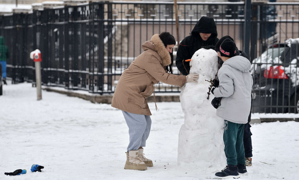 <p>U galeriji slika fotoreportera "Vijesti" Borisa Pejovića pogledajte kako izgleda Podgorica prekrivena snijegom koji je danas pao.</p>