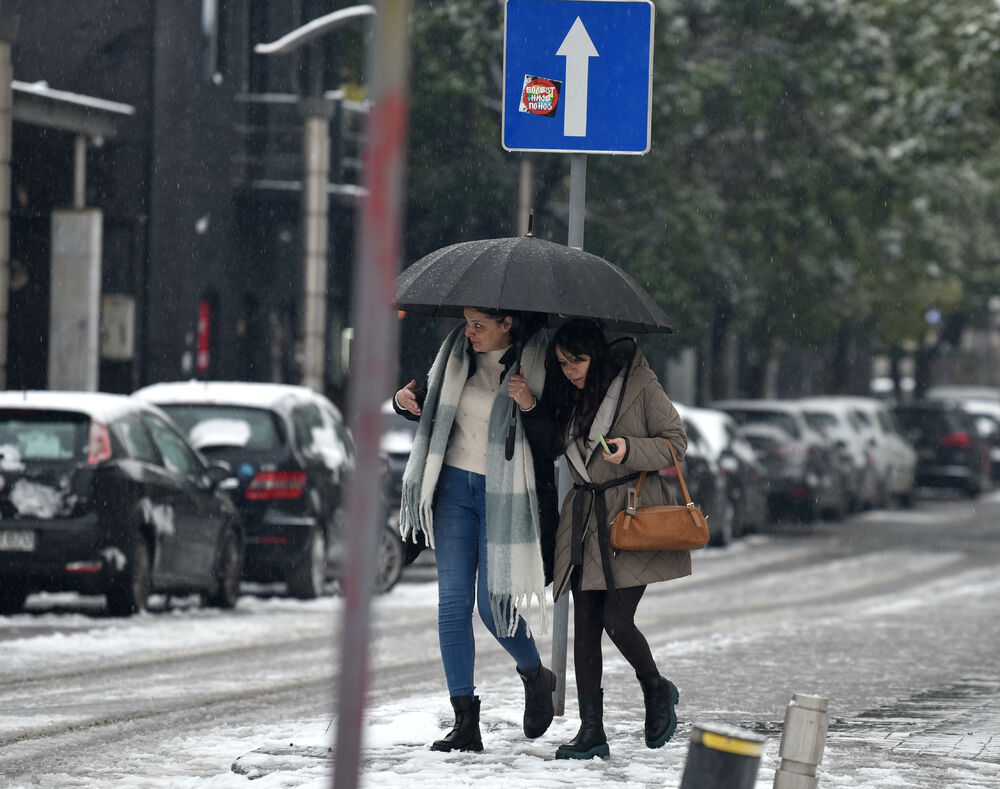 <p>U galeriji slika fotoreportera "Vijesti" Borisa Pejovića pogledajte kako izgleda Podgorica prekrivena snijegom koji je danas pao.</p>