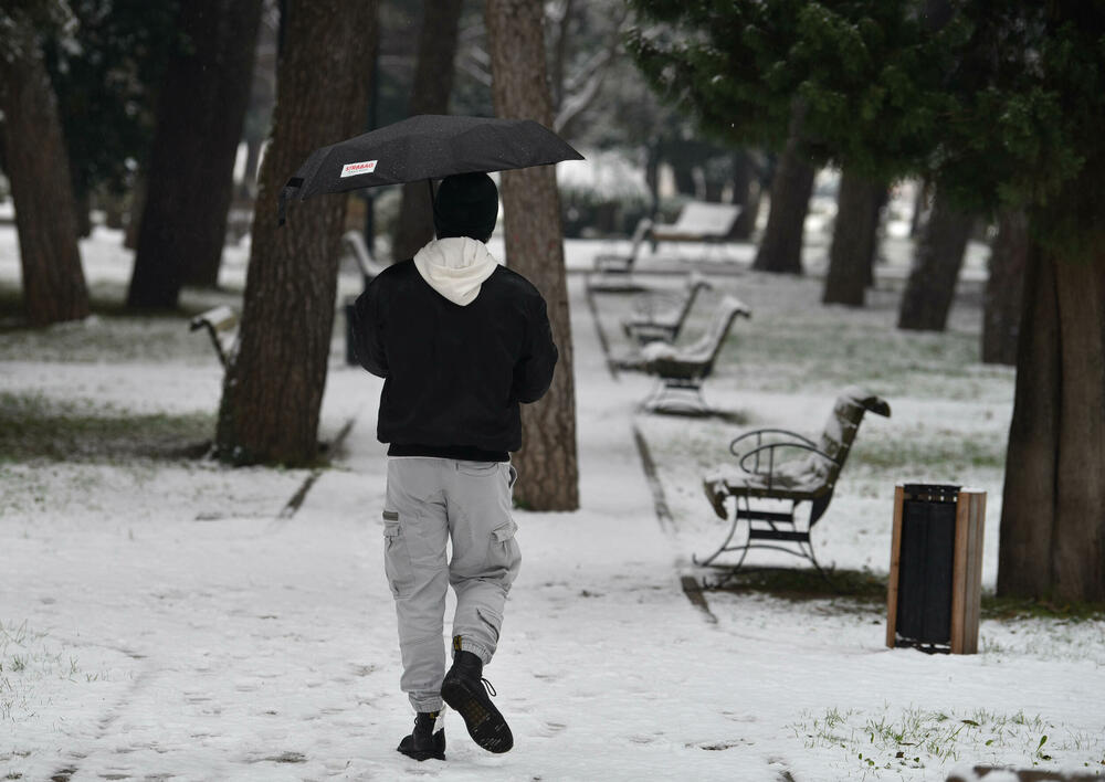 <p>U galeriji slika fotoreportera "Vijesti" Borisa Pejovića pogledajte kako izgleda Podgorica prekrivena snijegom koji je danas pao.</p>