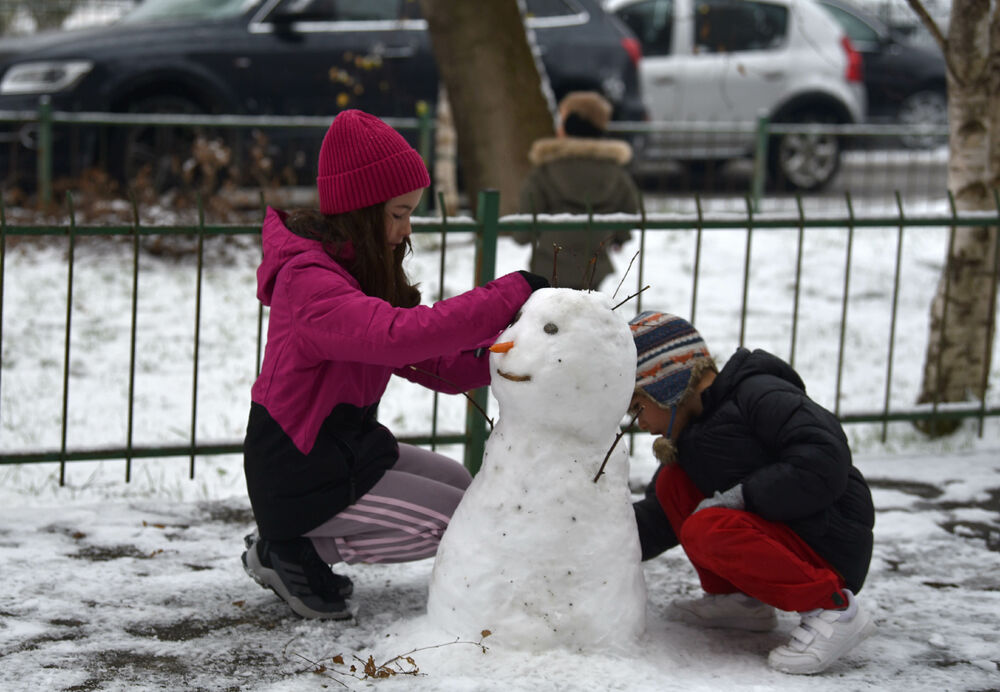 <p>U galeriji slika fotoreportera "Vijesti" Borisa Pejovića pogledajte kako izgleda Podgorica prekrivena snijegom koji je danas pao.</p>