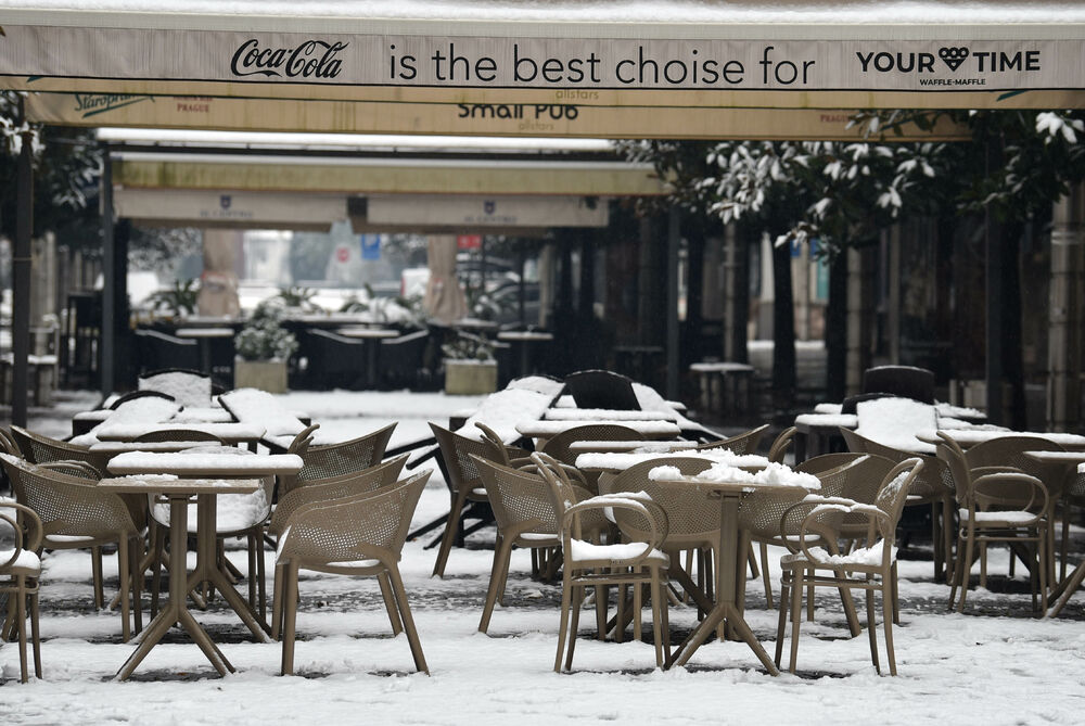 <p>U galeriji slika fotoreportera "Vijesti" Borisa Pejovića pogledajte kako izgleda Podgorica prekrivena snijegom koji je danas pao.</p>