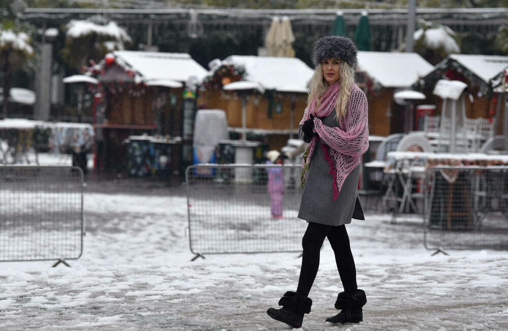 <p>U galeriji slika fotoreportera "Vijesti" Borisa Pejovića pogledajte kako izgleda Podgorica prekrivena snijegom koji je danas pao.</p>