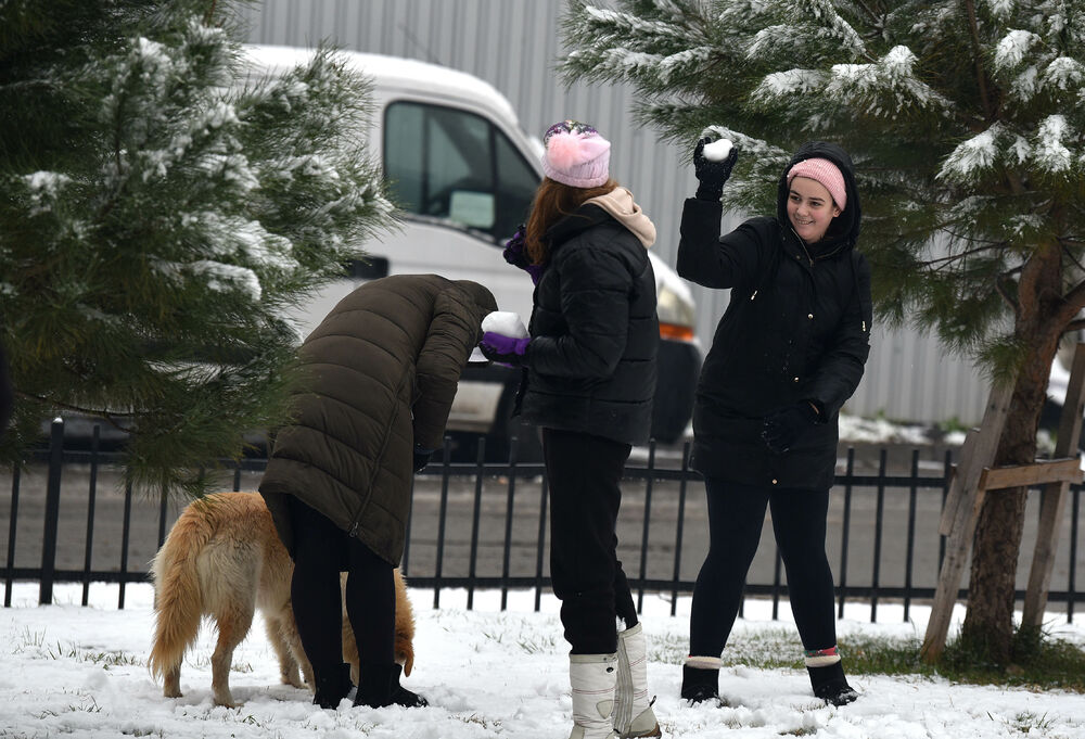 <p>U galeriji slika fotoreportera "Vijesti" Borisa Pejovića pogledajte kako izgleda Podgorica prekrivena snijegom koji je danas pao.</p>