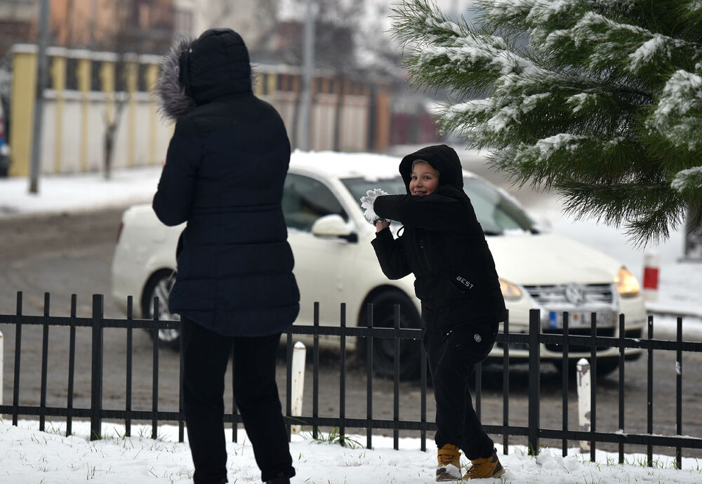 <p>U galeriji slika fotoreportera "Vijesti" Borisa Pejovića pogledajte kako izgleda Podgorica prekrivena snijegom koji je danas pao.</p>