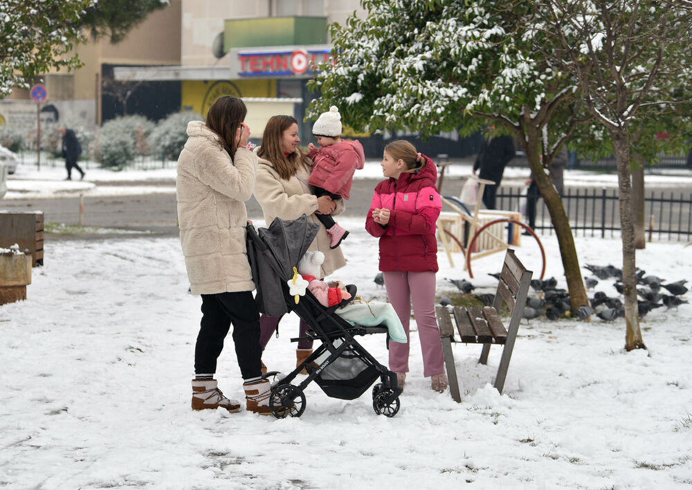 <p>U galeriji slika fotoreportera "Vijesti" Borisa Pejovića pogledajte kako izgleda Podgorica prekrivena snijegom koji je danas pao.</p>