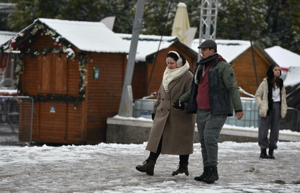 <p>U galeriji slika fotoreportera "Vijesti" Borisa Pejovića pogledajte kako izgleda Podgorica prekrivena snijegom koji je danas pao.</p>