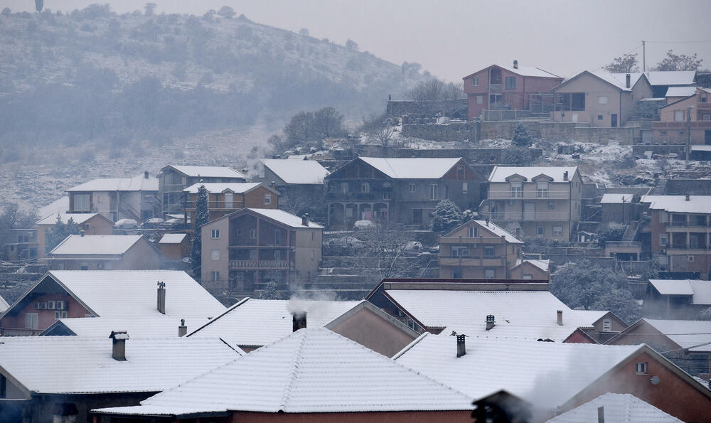 <p>U galeriji slika fotoreportera "Vijesti" Borisa Pejovića pogledajte kako izgleda Podgorica prekrivena snijegom koji je danas pao.</p>