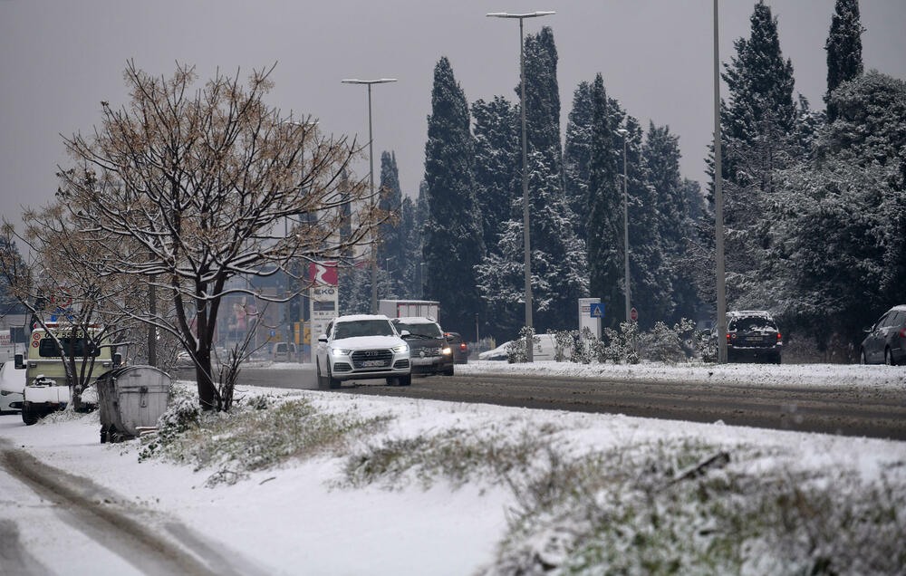 <p>U galeriji slika fotoreportera "Vijesti" Borisa Pejovića pogledajte kako izgleda Podgorica prekrivena snijegom koji je danas pao.</p>