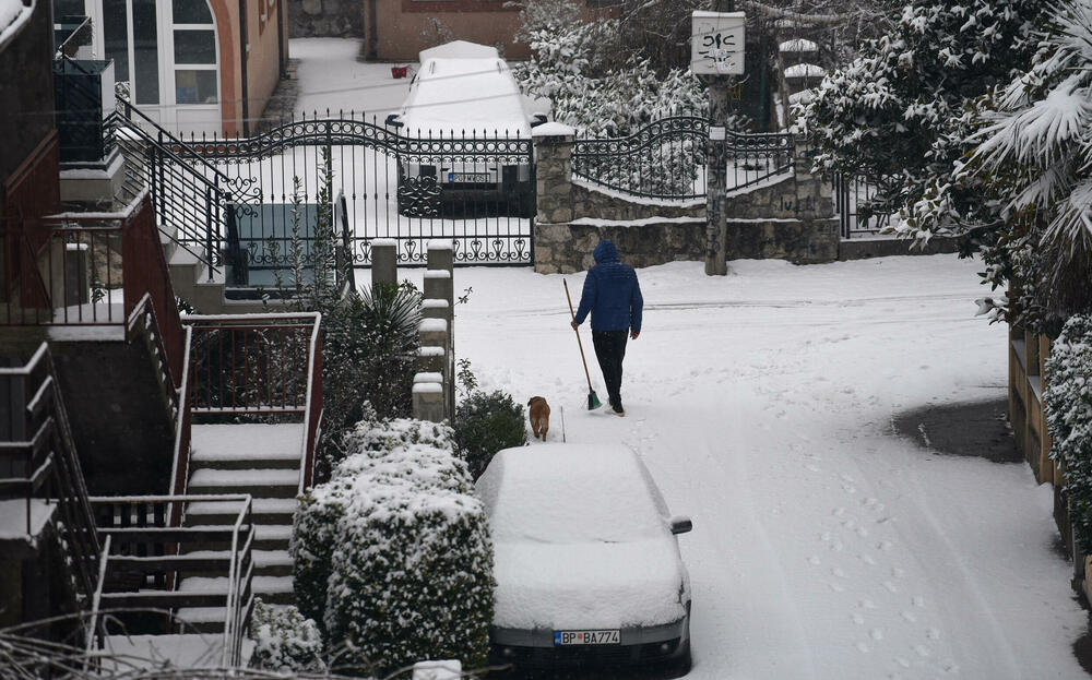 <p>U galeriji slika fotoreportera "Vijesti" Borisa Pejovića pogledajte kako izgleda Podgorica prekrivena snijegom koji je danas pao.</p>