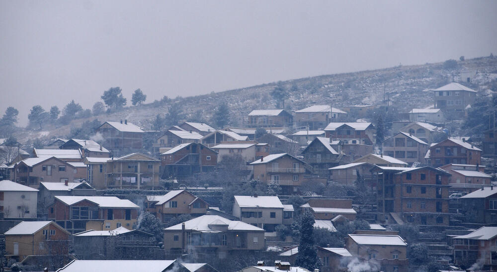 <p>U galeriji slika fotoreportera "Vijesti" Borisa Pejovića pogledajte kako izgleda Podgorica prekrivena snijegom koji je danas pao.</p>