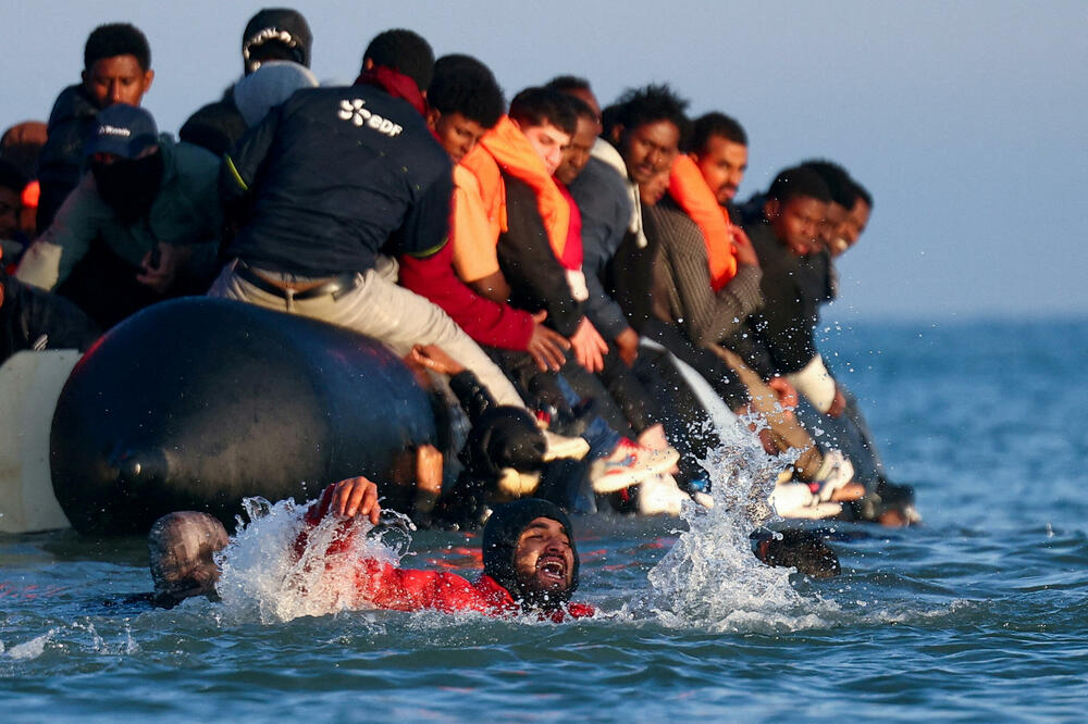 Migranti pokušavaju da se popnu na čamac sjeverno od obale Francuske, Foto: Rojters
