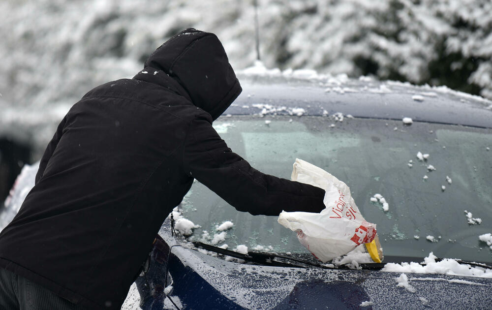<p>U galeriji slika fotoreportera "Vijesti" Borisa Pejovića pogledajte kako izgleda Podgorica prekrivena snijegom koji je danas pao.</p>