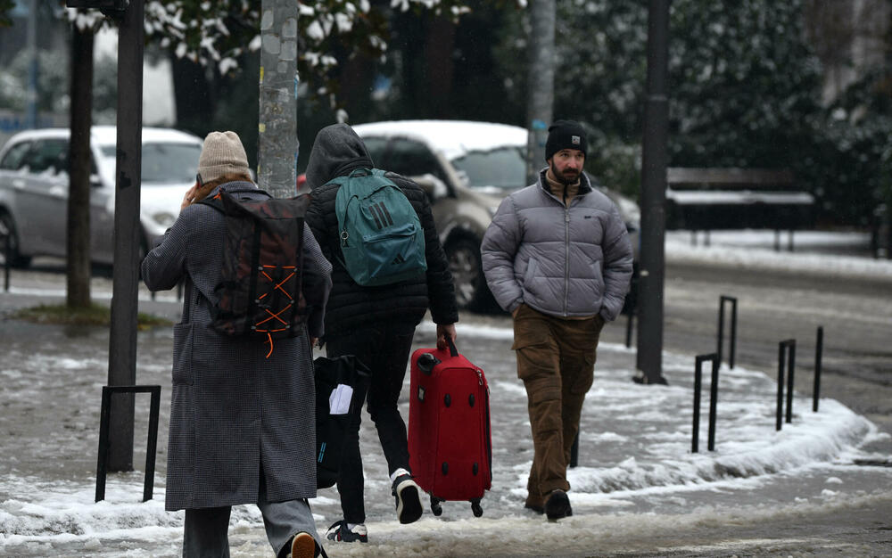 <p>U galeriji slika fotoreportera "Vijesti" Borisa Pejovića pogledajte kako izgleda Podgorica prekrivena snijegom koji je danas pao.</p>