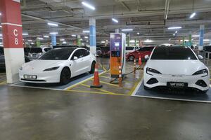 Tesla svrgnut s trona: Kineski BYD preuzeo titulu najvećeg...