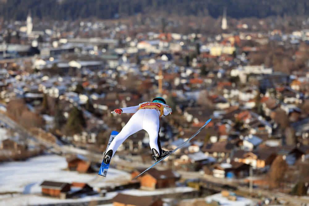 Domen Prevc leti iznad Obertsdorfa, Foto: Kai Pfaffenbach