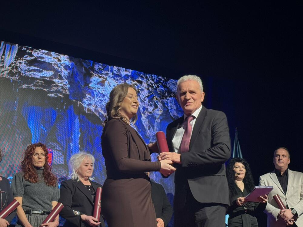 <p>"Ovaj datum je podsjetnik da sloboda nikada nije bila poklonjena, već izborena, i da svaka generacija ima obavezu da je čuva i potvrđuje &ndash; ne samo riječima, već i djelima, posebno kroz rad institucija&rdquo;, kazala je predsjednica SO Bijelo Polje</p>