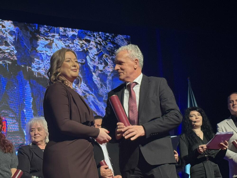 <p>"Ovaj datum je podsjetnik da sloboda nikada nije bila poklonjena, već izborena, i da svaka generacija ima obavezu da je čuva i potvrđuje &ndash; ne samo riječima, već i djelima, posebno kroz rad institucija&rdquo;, kazala je predsjednica SO Bijelo Polje</p>