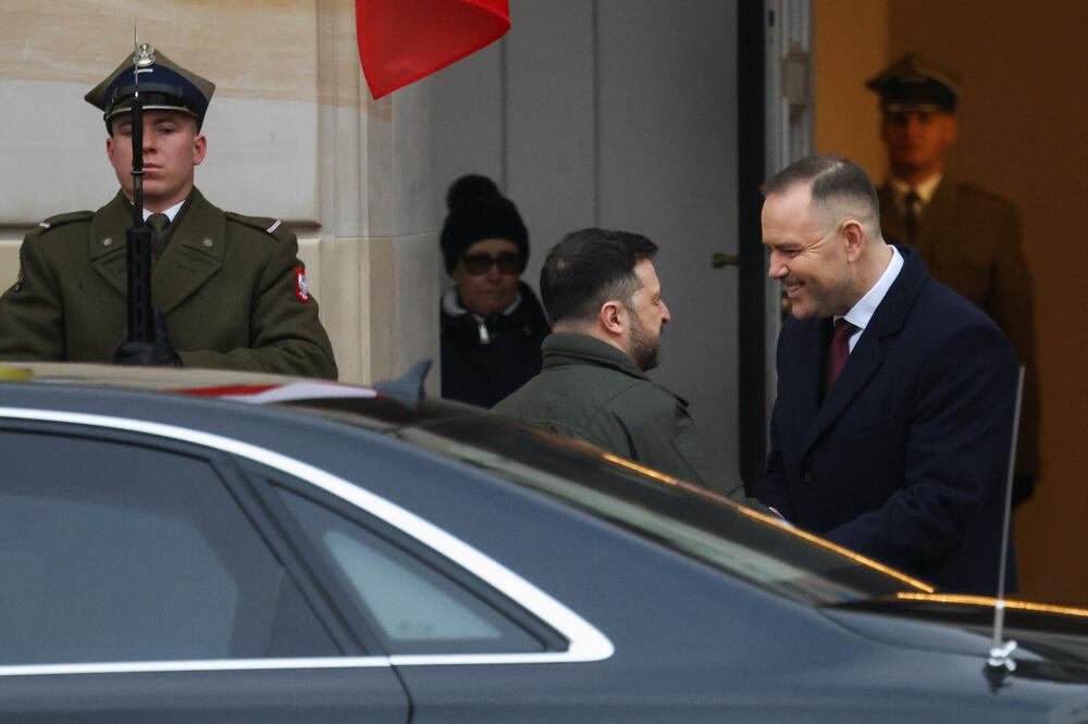Poljski predsjednik Karol Navrocki pozdravlja ukrajinskog predsjednika Volodimira Zelenskog u Varšavi 19. decembra