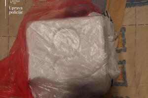 Pištolj i oko pola kilograma kokaina pronađeni pretresom stana u...