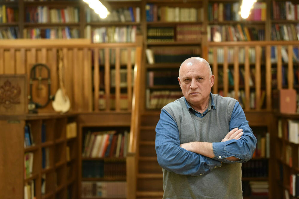 Počeo da radi u 40 kvadrata: Knežević u školskoj biblioteci, Foto: BORIS PEJOVIC