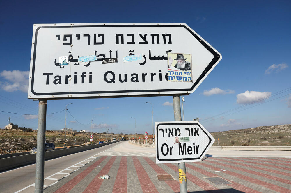 Tabla sa natpisom Or Meir, izraelske naseljeničke ispostave u blizini palestinskog sela Deir Dibvan, na Zapadnoj obali, Foto: Reuters