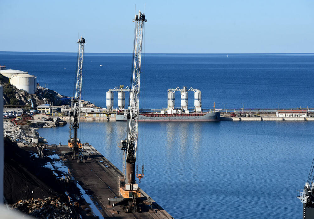 I dizalice bile na na udaru nevremena: pogled sa silosa